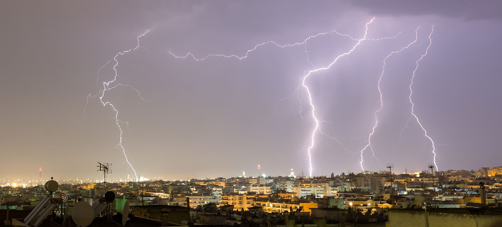 Αστραπές στο νυχτερινό ουρανό πάνω από τη Θεσσαλονίκη-Φωτογραφία: Eurokinissi