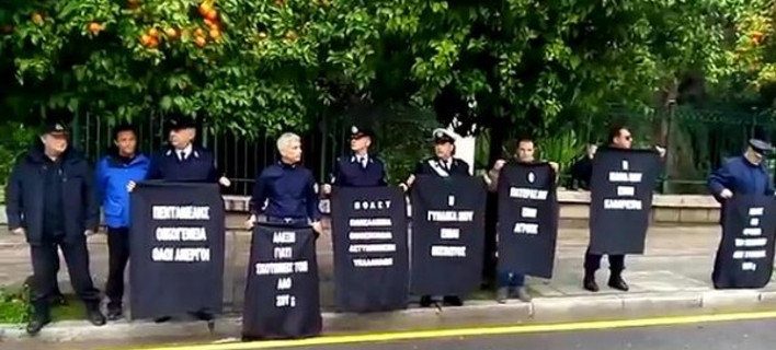 Διαμαρτυρία αστυνομικών έξω από το Μέγαρο Μαξίμου -Ειχαν κρύψει τα πλακάτ κάτω από τις στολές τους [εικόνες & βίντεο]