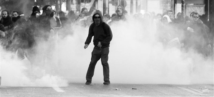 Η βρετανική The Sun αναρωτιέται: Πόσο ασφαλές ασφαλές είναι να ταξιδέψεις στην Ελλάδα;