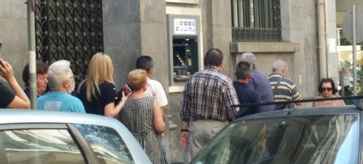 Χάος σε ΑΤΜ και σούπερ μάρκετ -Αδειοι οι δρόμοι και τα μαγαζιά