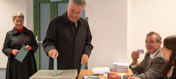 (Ο νυν Πρόεδρος της Αυστρίας ασκεί το εκλογικό του δικαίωμα, Filip Singer/EPA/ΑΠΕ-ΜΠΕ)