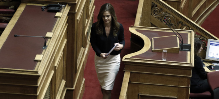 Η Εφη Αχτσιόγλου (Φωτογραφία: EUROKINISSI/ΓΙΩΡΓΟΣ ΚΟΝΤΑΡΙΝΗΣ)