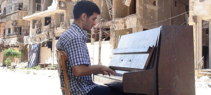 Ο πιανίστας του πολέμου: Ο άνδρας που έπαιζε στα χαλάσματα της Συρίας -Το επικίνδυνο ταξίδι του προς την Ελλάδα [εικόνες & βίντεο]