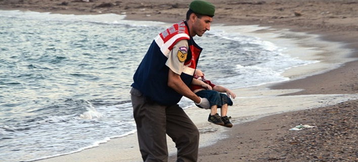 Συγκινεί ο αστυνομικός που βρήκε το νεκρό προσφυγόπουλο: «Σκέφτηκα τον δικό μου γιο» [εικόνες]
