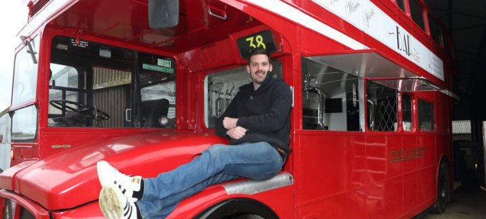 Η κινητή παμπ: Βρετανός μετέτρεψε ένα διώροφο λεωφορείο σε επιχείρηση [εικόνες] 