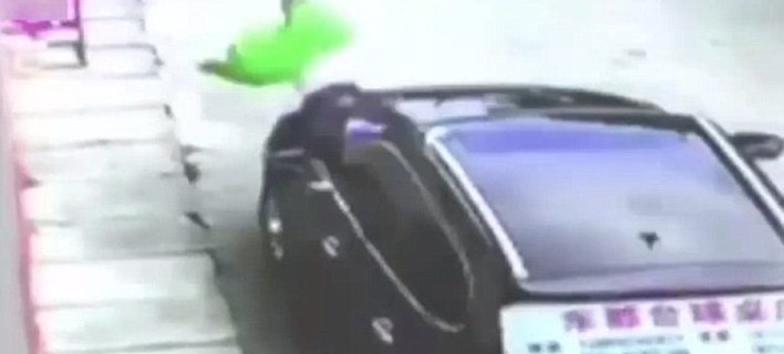 Απίστευτο: Τρίχρονο αγοράκι πέφτει από τον τρίτο όροφο και... σηκώνεται και περπατάει κανονικά [εικόνες]