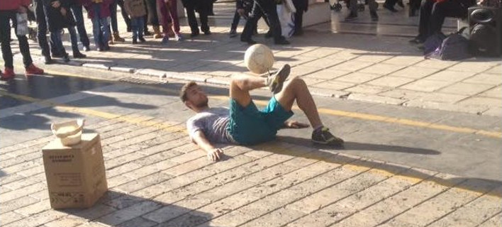 Τρέλαναν κόσμο στη Θεσσαλονίκη με τα μαγικά κόλπα με τη μπάλα [εικόνες & βίντεο]