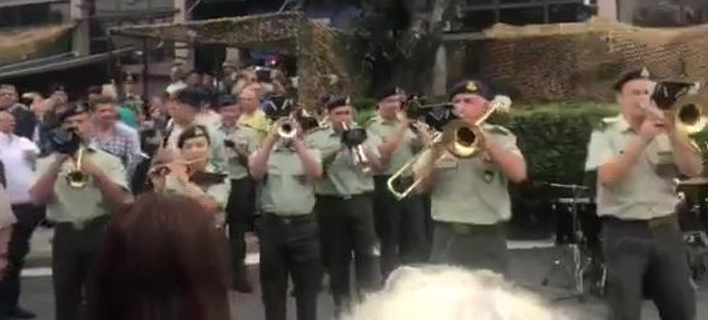 Η μπάντα του στρατού έκλεψε την παράσταση