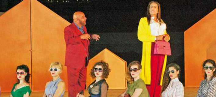 Η... «Ζωή Κωνσταντοπούλου» κλέβει την παράσταση στις «Εκκλησιάζουσες» [εικόνες]