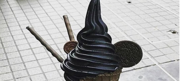 Μαύρο παγωτό: Κάνει θραύση και δεν έχει χρωστικές [εικόνες]