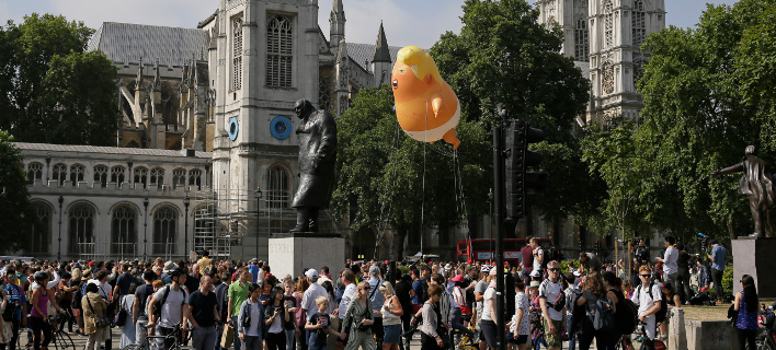 To αερόστατο με τη μορφή του θυμωμένου μωρού Τραμπ μπροστά στο κοινοβούλιο στο Λονδίνο (Φωτογραφία: ΑΡ) 