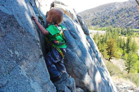 Ορειβάτης 2 ετών: Ανέβηκε 483 χιλιόμετρα με τους γονείς του [εικόνες]