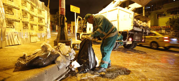 Σκουπιδιάρης στην Μπογκοτά μάζευε τα βιβλία στο δρόμο -Εχει 25.000 σήμερα [εικόνες]