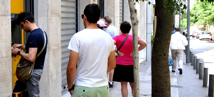 Απίστευτη καταγγελία: Μπράβοι εργοδοτών αρπάζουν μισθούς εργαζομένων την ώρα της ανάληψης από τα ΑΤΜ