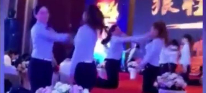 Εταιρεία αναγκάζει τις υπαλλήλους να χαστουκίζουν η μία την άλλη [βίντεο]