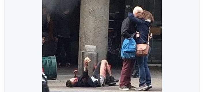 Βρυξέλλες: Ενας ουρλιάζει, δύο χαίρονται που σώθηκαν -Η φωτό που σόκαρε χθες [εικόνα]
