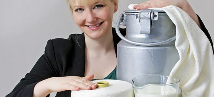 Φτιάχνει ρούχα από ληγμένα τυριά και γάλατα -Φιλικά στο δέρμα [βίντεο]