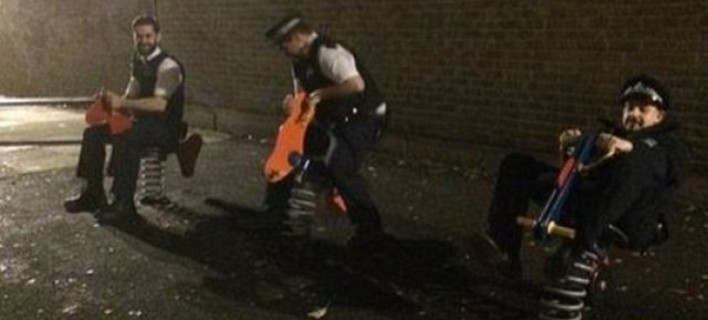 Αστυνομικοί «παίζουν» σε παιδική χαρά του Λονδίνου εν ώρα υπηρεσίας