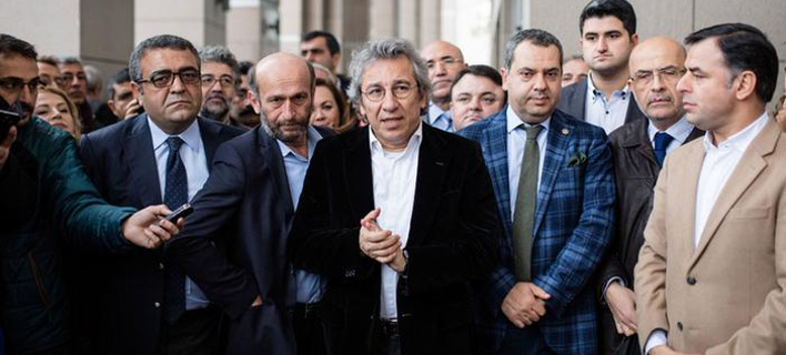 Τουρκία: Αποφυλακίστηκαν οι δύο δημοσιογράφοι της Τζουμχουριέτ