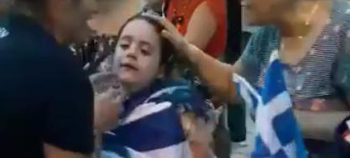 Κοριτσάκι ξεσπά σε κλάματα, στο συλλαλητήριο για τη Μακεδονία