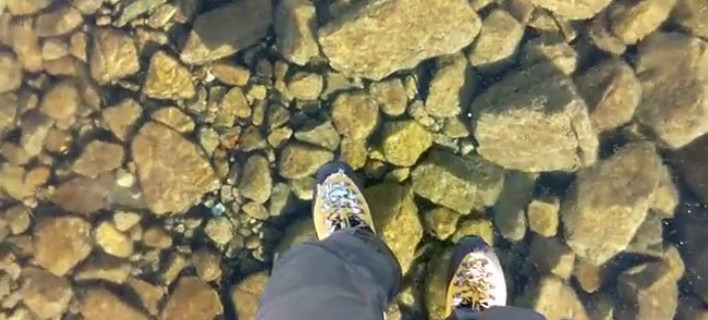 Περπατώντας πάνω στο... νερό -«Μαγική» εικόνα από βόλτα ορειβατών στην επιφάνεια λίμνης [βίντεο]  Dan33
