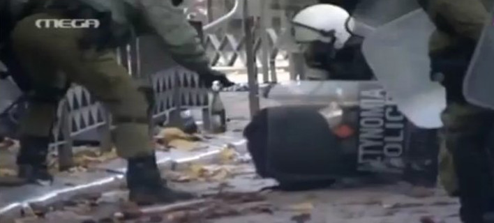 Το βίντεο που προκάλεσε σάλο -Ανδρες των ΜΑΤ βάζουν μολότοφ σε σακίδιο 