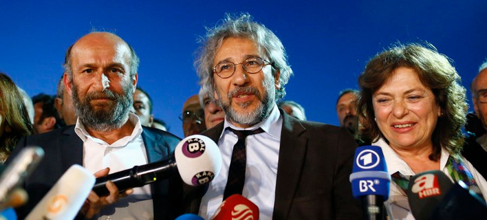 Μετά τις σφαίρες, η καταδικαστική απόφαση για τους δημοσιογράφους της Cumhuriyet