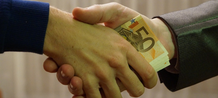 Handelsblatt: Διαδεδομένο το «φακελάκι» στην Ελλάδα -Αιτία μετανάστευσης για τους νέους