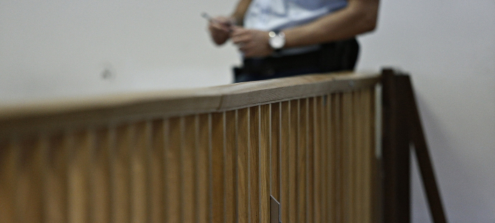 Στο εδώλιο ο πανεπιστημιακός που φέρεται να δολοφόνησε τη σύζυγό του και τη γιαγιά της – Τι κατέθεσε η πεθερά του στο δικαστήριο