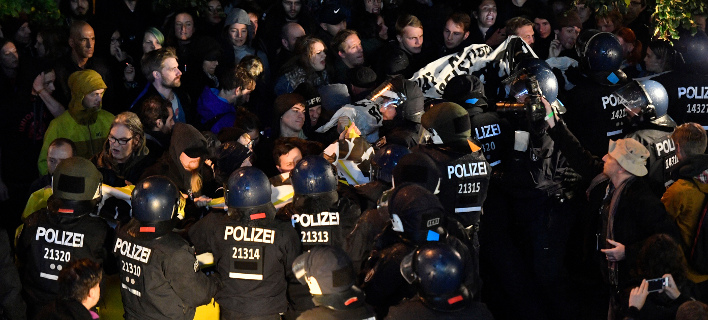 Μικροένταση κατά τη διάρκεια της διαμαρτυρίας έξω από το AfD/ Φωτογραφία: (AP Photo/Martin Meissner)