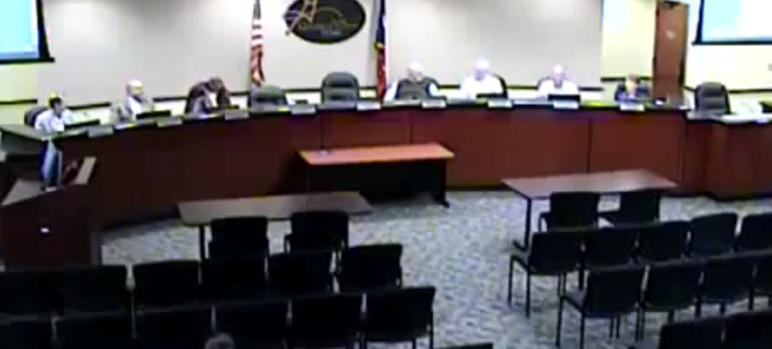 Ρεζίλι ο δήμαρχος: Πήγε τουαλέτα με το μικρόφωνο ανοιχτό -Ακουσαν όλοι σε απευθείας σύνδεση τα πάντα [βίντεο]