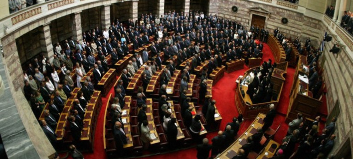 Διορίζουν συγγενείς και φίλους στην κυβέρνηση