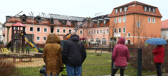 Γερμανία: Πανηγύριζαν βλέποντας να καίγεται κέντρο προσφύγων [εικόνες]