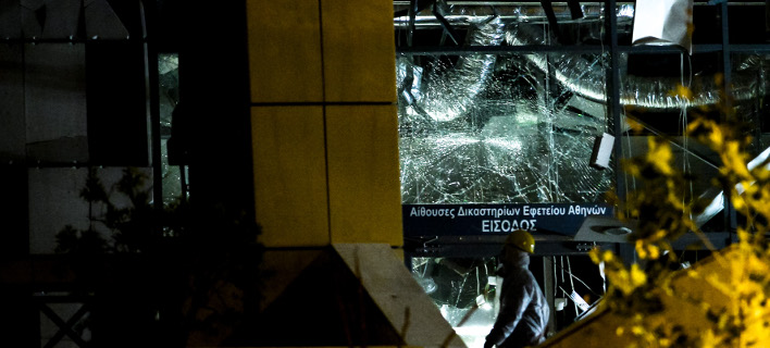 Αυτόπτης μάρτυρας της έκρηξης στο Εφετείο: Ο καπνός φαινόταν από μακριά, όλοι είχαμε βγει στα μπαλκόνια