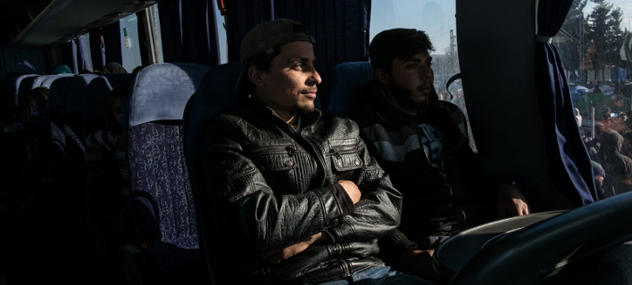 Ενταση στη Βέροια: Κάτοικοι εμπόδιζαν το λεωφορείο με τους πρόσφυγες από την Ειδομένη [βίντεο]
