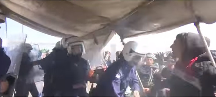 Μυρίζει «μπαρούτι» στους καταυλισμούς προσφύγων: Πετροπόλεμος στην Ειδομένη, μαχαιρώματα στη Χίο [βίντεο]