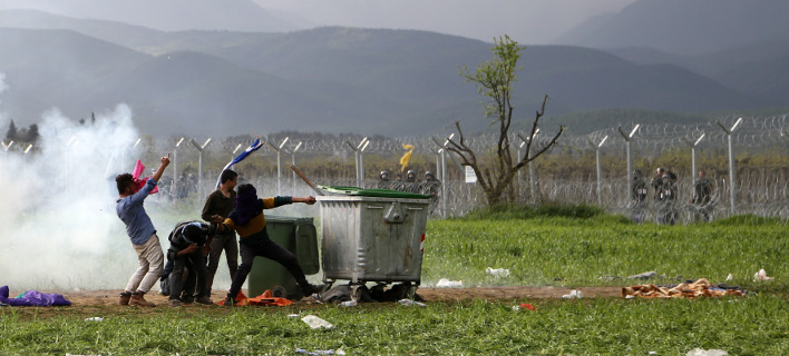Η αστυνομία αναζητά τους αλληλέγγυους για το χάος στην Ειδομένη -Ποιοι υποκινούν τους πρόσφυγες