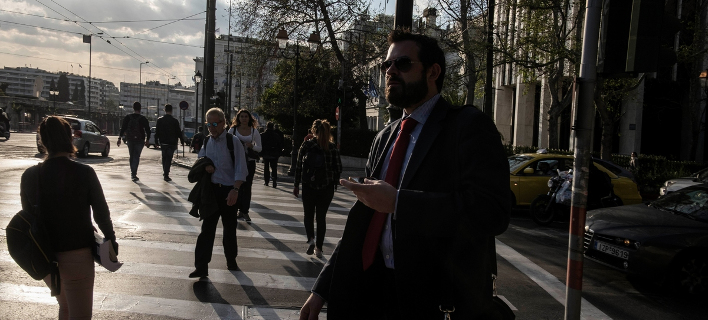 Σοκ από τη μείωση του αφορολόγητου -Επιπλέον φόροι 600-650 ευρώ για όλους