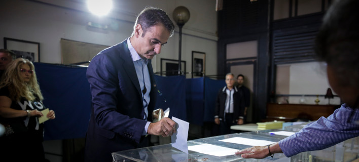 Ο πρόεδρος της ΝΔ Κυριάκος Μητσοτάκης ψηφίζει -Φωτογραφία: EUROKINISSI/ΣΤΕΛΙΟΣ ΜΙΣΙΝΑΣ