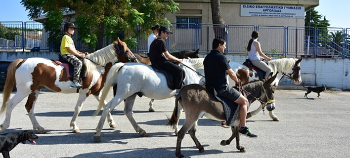 Με γαϊδούρι και άλογα πήγε αγρότης στο Ναύπλιο για να ψηφίσει