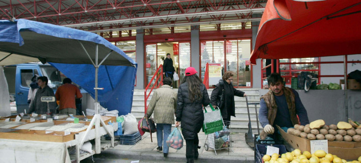 Ολο και λιγότερα ξοδεύουν τα ελληνικά νοικοκυριά- Κόβουν καφέ, τσάι, γαλακτοκομικά