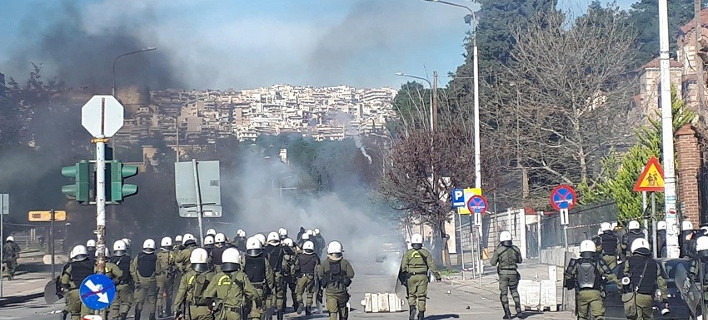 Αγρια επεισόδια στη Θεσσαλονίκη -Αντιεξουσιαστές πετούν πέτρες, μολότοφ και φωτοβολίδες στα ΜΑΤ [βίντεο]
