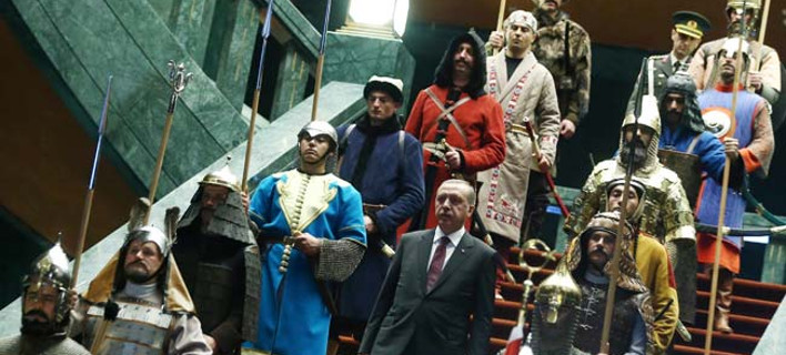 Ερντογάν ο μεγαλοπρεπής -Το απίστευτο σόου με τους 16 πολεμιστές που έστησε στο παλάτι του [εικόνες]