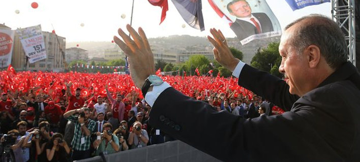 Ο Ερντογάν βγάζει 3 εκατομμύρια Τούρκους στους δρόμους -Διαδήλωση-σόου στην Κωνσταντινούπολη