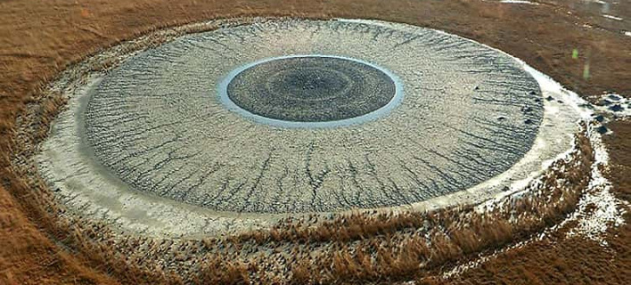 Ηφαίστειο λάσπης μοιάζει με γιγάντιο ανθρώπινο μάτι: Ενα εκπληκτικό φυσικό φαινόμενο στη Ρωσία [εικόνες]