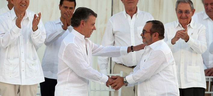 Ο πρόεδρος της Κολομβίας Juan Manuel Santos με τον διοικητή της FARC /AP Photo/Fernando Vergara