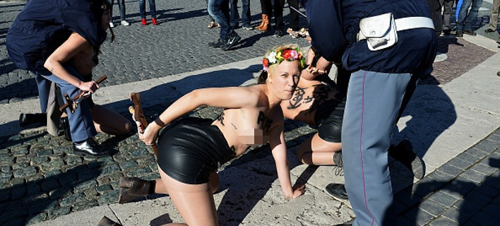 Οι Femen σόκαραν το Βατικανό: Εβαλαν σταυρoύς στα οπίσθιά τους [εικόνες&βίντεο]