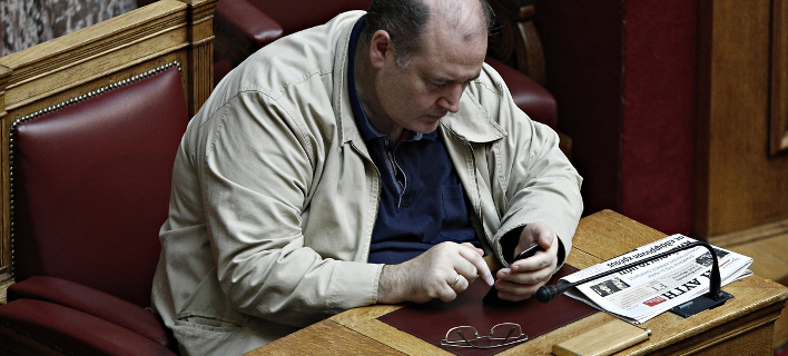 Μπουρλότο Φίλη στο πολιτικό σκηνικό με επίθεση στο κίνημα «Παραιτηθείτε!»