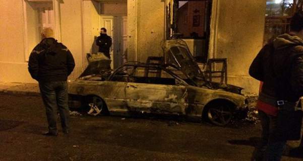 Επίθεση με μολότοφ στο σπίτι του Αλέκου Φλαμπουράρη - Πήραν φωτιά αυτοκίνητα [εικόνες]