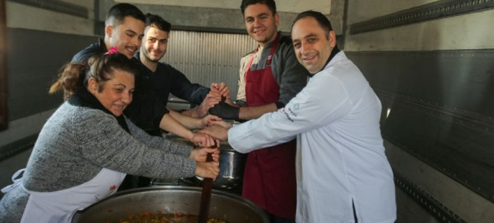 Αυτή είναι η ομάδα μαγείρων που ταΐζει τους πρόσφυγες στην Ειδομένη